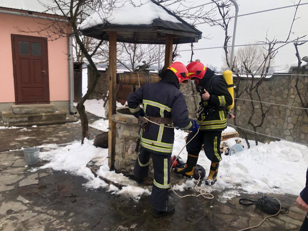 На Прикарпатті із колодязя витягнули тіло 50-річного чоловіка