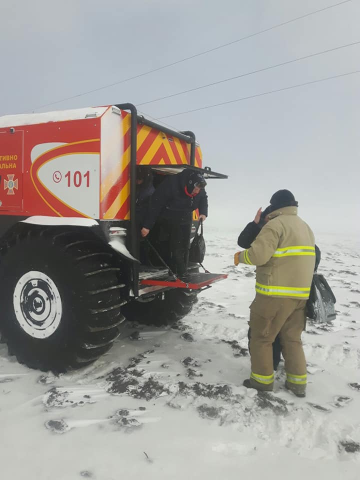 Прикарпатські рятувальники продовжують рятувати людей із снігових заметів