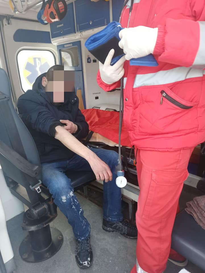 У Івано-Франківську врятували чоловіка, який через сп’яніння, лежав без свідомості на Привокзальній площі