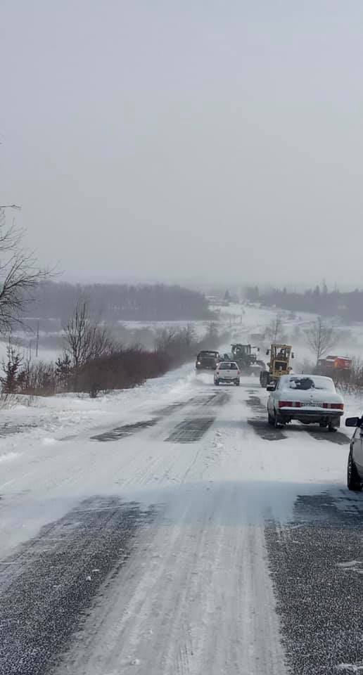 Снігові перемети заблокували проїзд дорогою Городенка-Коломия ФОТО