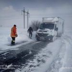 На Прикарпатті перекрили два автошляхи, через снігові замети