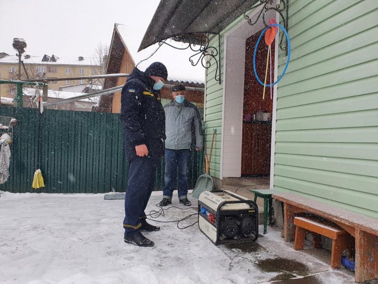 Прикарпатські рятувальники забезпечили безперебійне електроживлення для роботи кисневого апарату