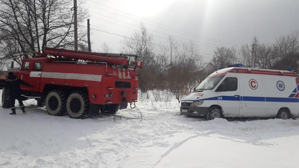 Прикарпатські рятувальники продовжують рятувати людей із снігових заметів