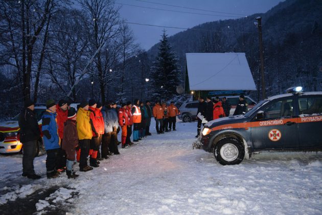 Понад пів сотні рятувальників і волонтерів другу добу поспіль шукають заблукалого в Карпатах туриста-лижника ФОТО та ВІДЕО