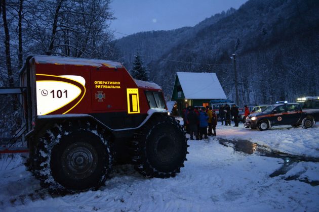 Понад пів сотні рятувальників і волонтерів другу добу поспіль шукають заблукалого в Карпатах туриста ФОТО та ВІДЕО