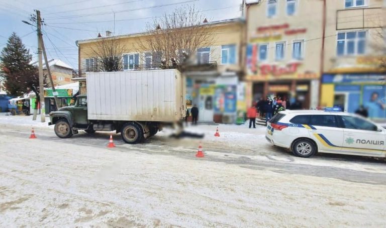 Вантажівка розчавила на смерть: поліція розслідує обставини летальної ДТП у Надвірній ФОТО