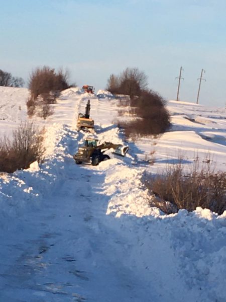 Подекуди сягали 2,5 метри: на Городенківщині розчистили дорогу від снігу ФОТО