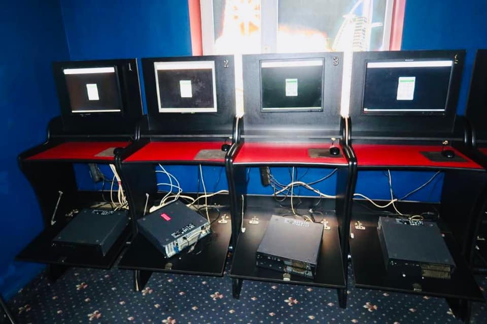 незаконних