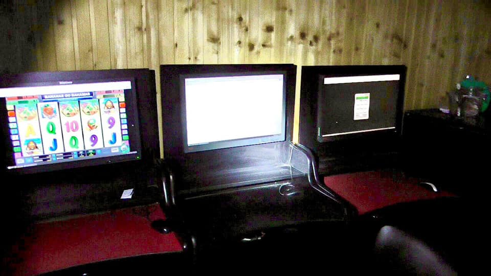 незаконних