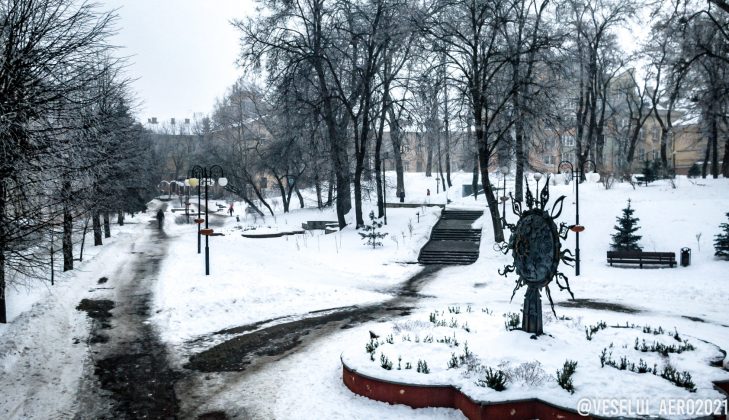 Франківський фотограф поділився заворожуючими кадрами засніженого скверу на Валах ФОТОРЕПОРТАЖ