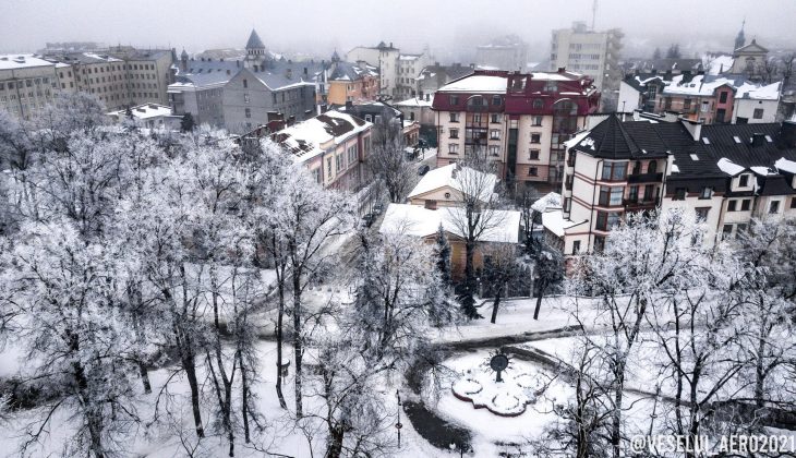 Франківський фотограф поділився заворожуючими кадрами засніженого скверу на Валах ФОТОРЕПОРТАЖ