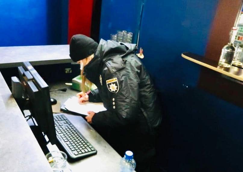 незаконних