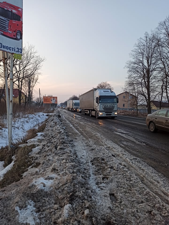 На Калуському шосе через блокпости утворилися величезні затори ФОТО та ВІДЕО