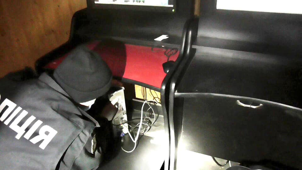 незаконних