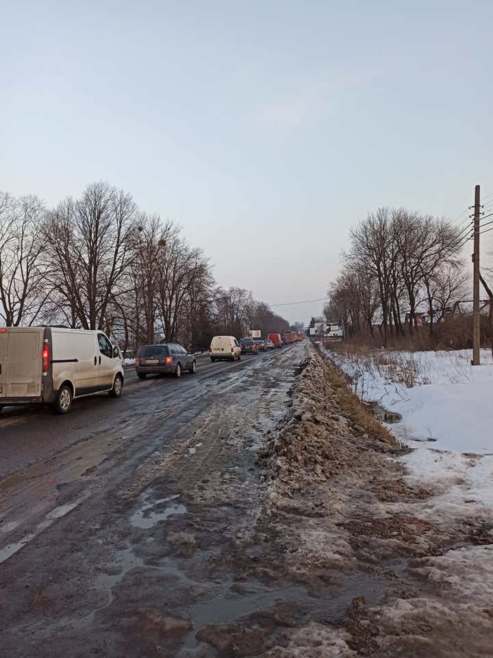 На Калуському шосе через блокпости утворилися величезні затори ФОТО та ВІДЕО