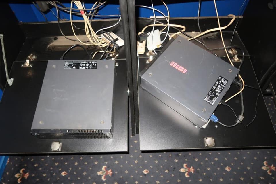 незаконних