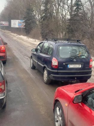 На в'їзді у Франківськ утворився величезний затор ФОТО та ВІДЕО