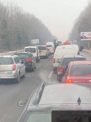 На в'їзді у Франківськ утворився величезний затор ФОТО та ВІДЕО