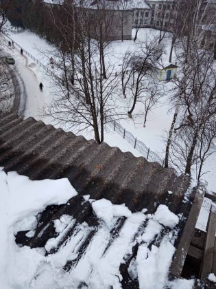 На Прикарпатті снігові брили обвалили дах багатоповерхівки ФОТО