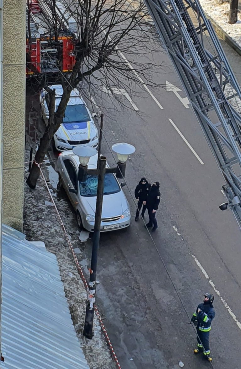 У середмісті Франківська величезна глиба, що впала з даху, розтрощила авторагулю лобове скло ФОТО