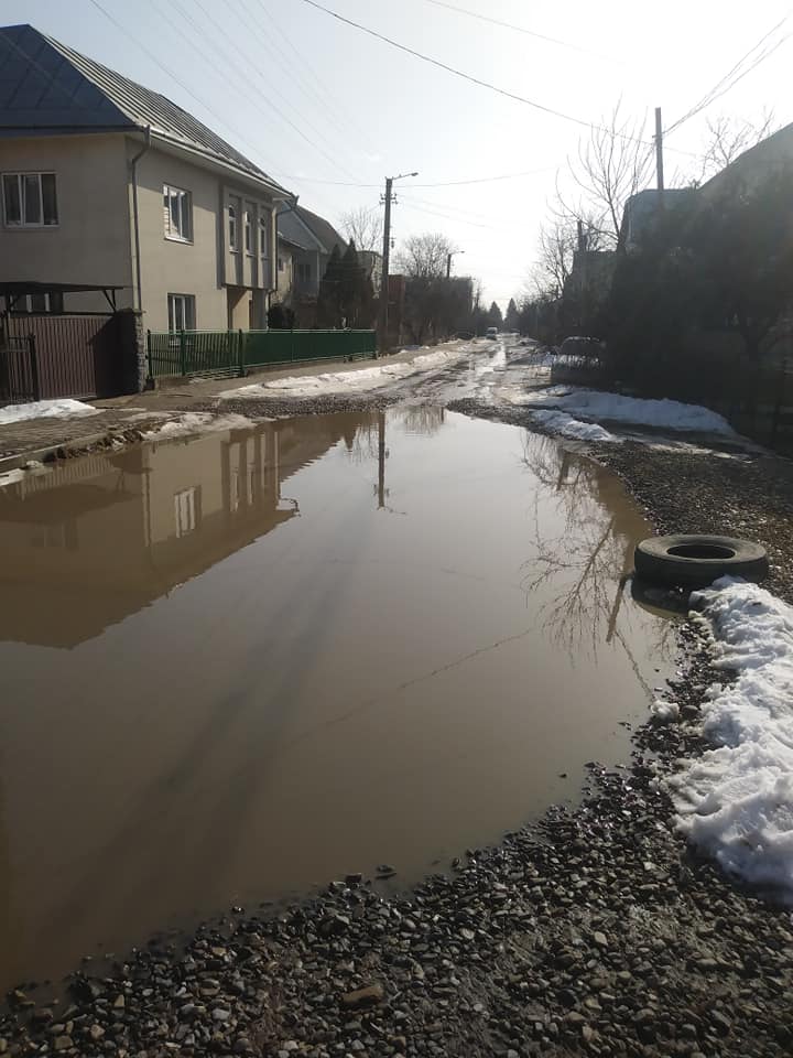 Деякі вулиці Івано-Франківська перетворилися на глибокі "озера"