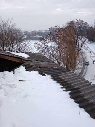 На Прикарпатті снігові брили обвалили дах багатоповерхівки ФОТО