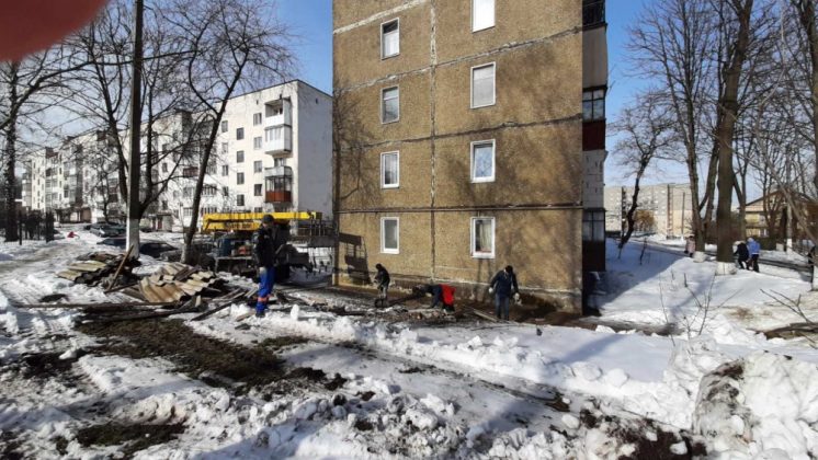 На Прикарпатті снігові брили обвалили дах багатоповерхівки ФОТО