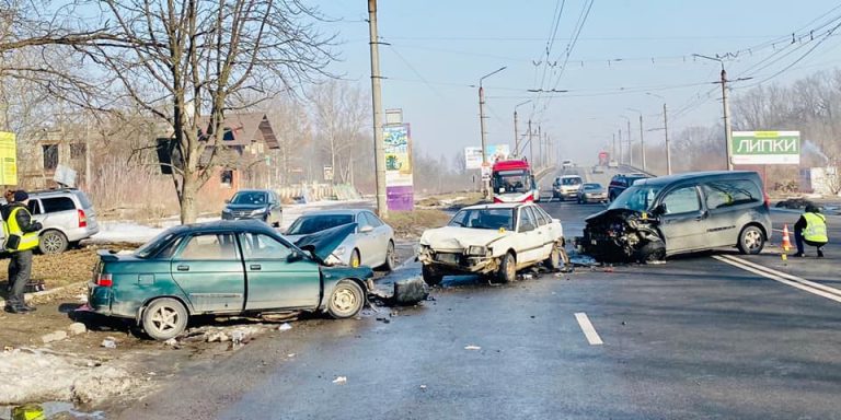 Жахливе горе в родині: в ранковій автотрощі під Івано-Франківськом загинули два рідні брати, а за життя їхньої сестри наразі борються лікарі