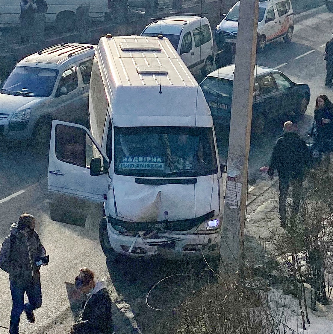 У Франківську рейсовий автобус влетів у стовп ФОТО