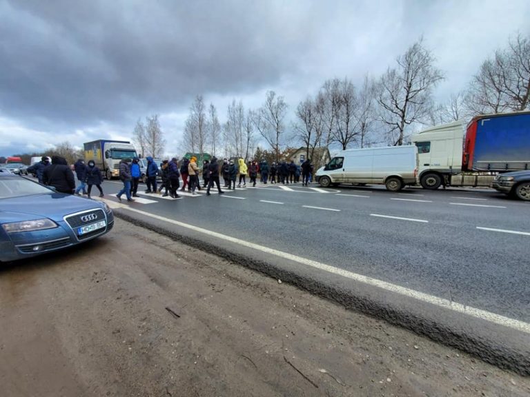 На Прикарпатті підприємці вийшли на протест - вимагають дозволю працювати ФОТО та ВІДЕО