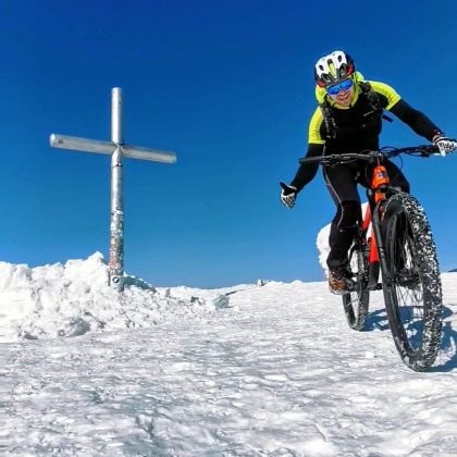 Відчайдух на велосипеді підкорив найвищу гору Карпат ФОТО