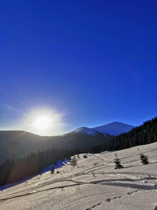 Відчайдух на велосипеді підкорив найвищу гору Карпат ФОТО