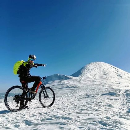 Відчайдух на велосипеді підкорив найвищу гору Карпат ФОТО