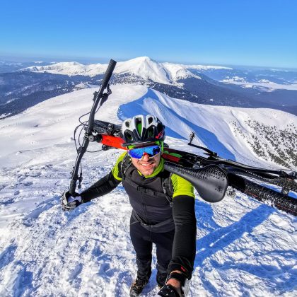 Відчайдух на велосипеді підкорив найвищу гору Карпат ФОТО