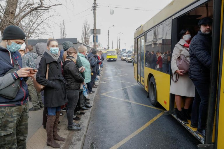 Прикарпатські перевізники масово ігнорують карантинні обмеження ВІДЕО