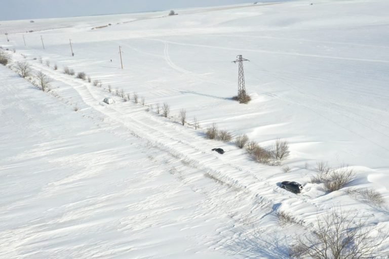 Дорогу бачите? А вона є: ВВС показало, як виглядають заметені автошляхи Івано-Франківщини