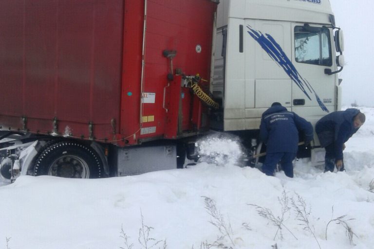 Упродовж минулої доби франківські рятувальники звільнили зі снігових заметів два автомобілі, які застрягли на нерозчищених узбіччях