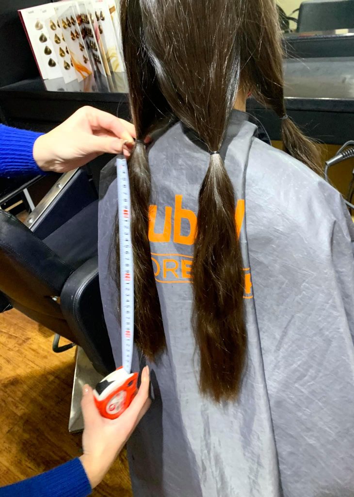 Мешканка Франківська із донькою обрізали довгі коси, щоб допомогти онкохворим діткам ФОТО