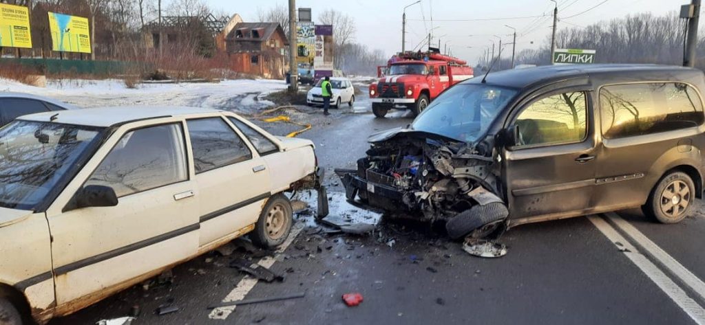 На в'їзді до Івано-Франківська трапилася масштабна автотроща - зіткнулися шість автомобілів, а одного із постраждалих намагаються реанімувати свідки події ФОТО та ВІДЕО