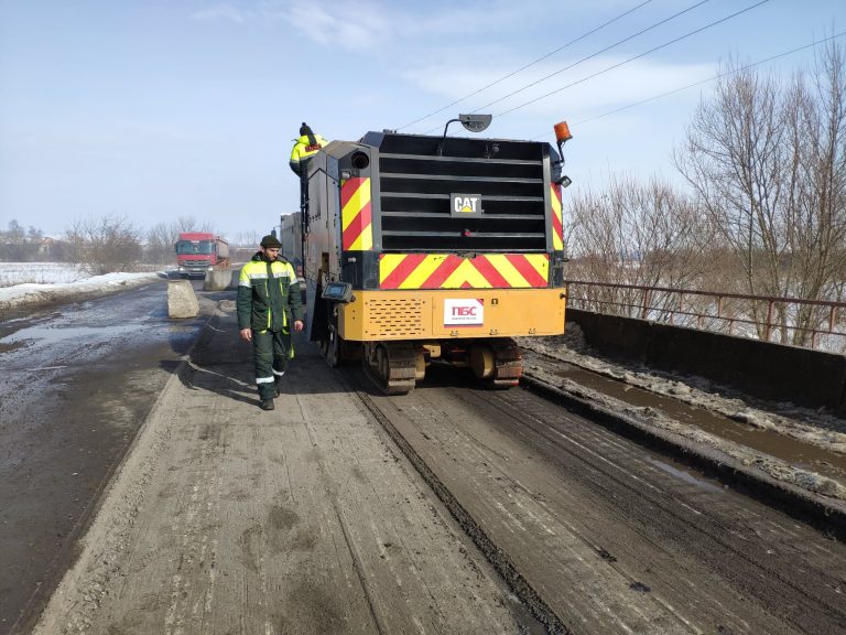 У Рогатинському районі ремонтують міст на дорозі міжнародного значення