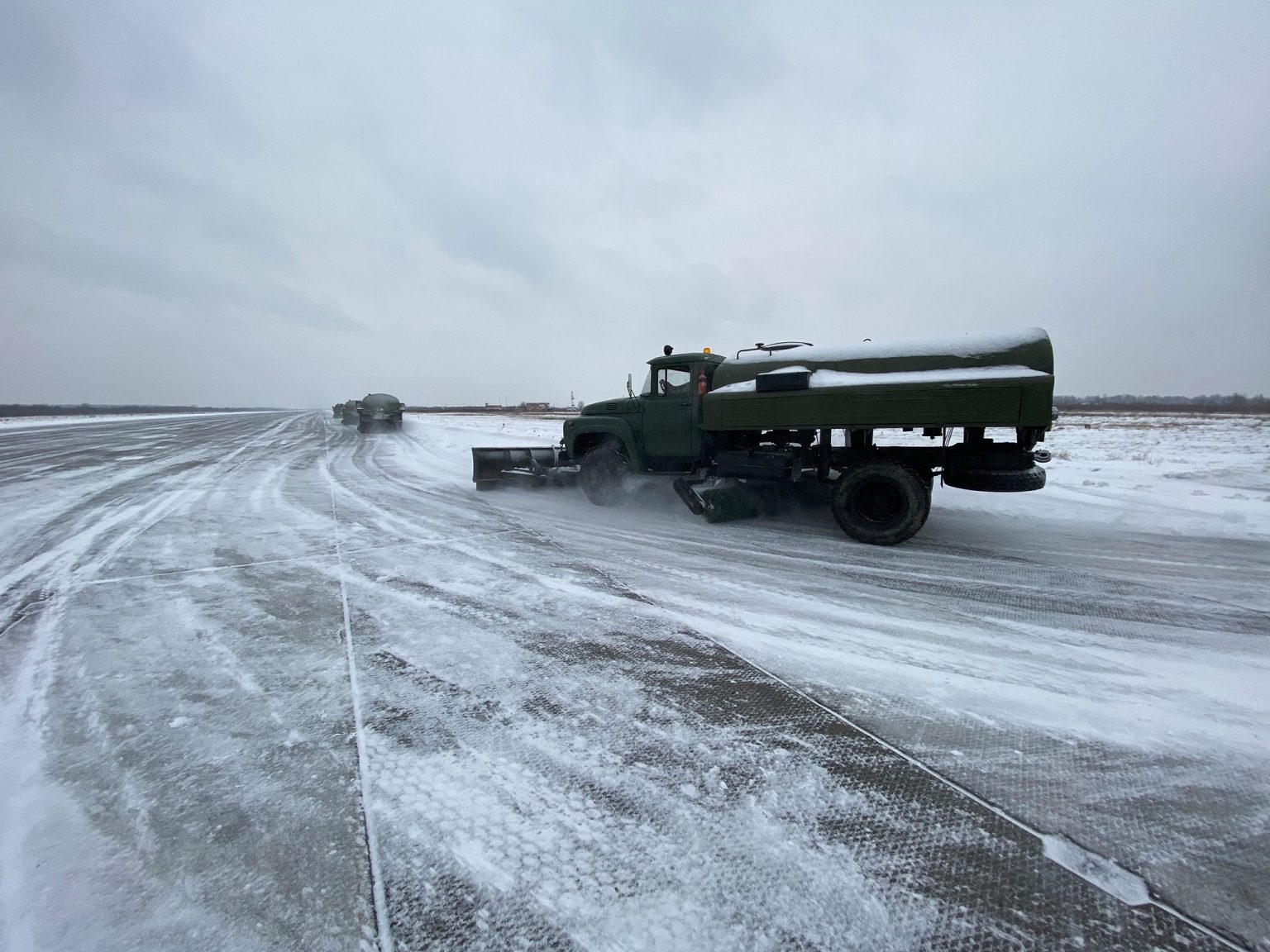 Незважаючи на сильні снігопади, франківські військові підтримують свій аеродром у повній бойовій готовності