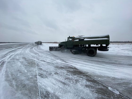 Незважаючи на сильні снігопади, франківські військові підтримують свій аеродром у повній бойовій готовності ФОТО