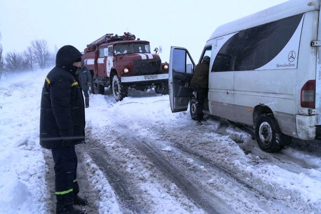 Спецтранспорт, легковики та мікроавтобуси: упродовж минулої доби прикарпатські надзвичайники витягнули із снігових заметів 15 автомобілів