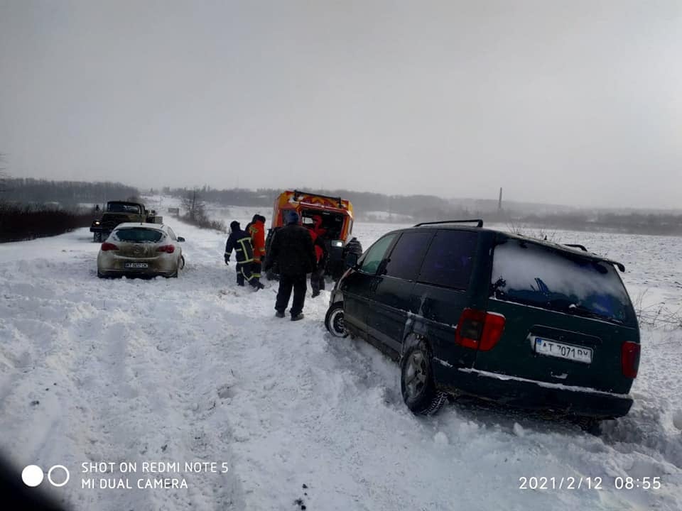 Легковики, вантажівки, швидкі та спецтранспорт - упродовж минулої доби прикарпатські рятувальники витягнули зі снігових заметів понад півсотні автомобілів ФОТО