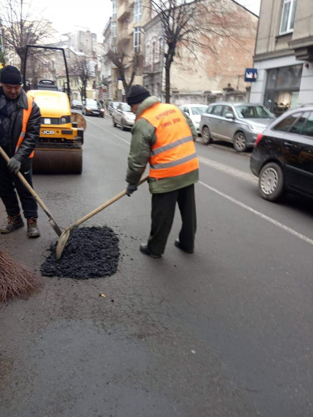 В Івано-Франківську взялися латати ями на вулицях