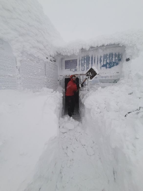 Рятувальну станцію на Піпівані завалило снігом - надзвичайникам довелося відкопувати вхід ФОТО
