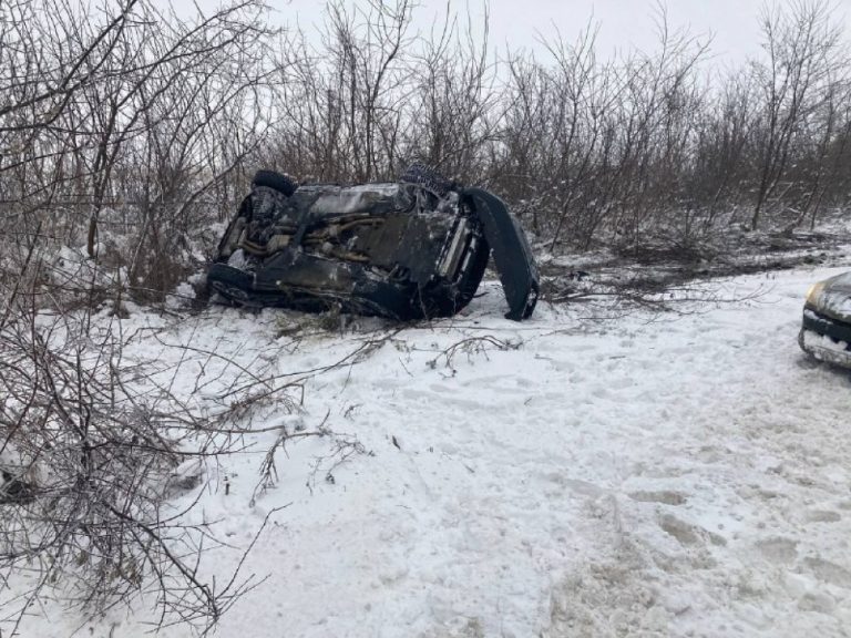 Одне авто відлетіло на узбіччі, інше - перекинулось на дах: через водія-порушника на Коломийщині сталась карколомна ДТП ФОТО