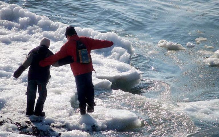 Рятувальники завернули з небезпечної криги Дністра трьох дітлахів