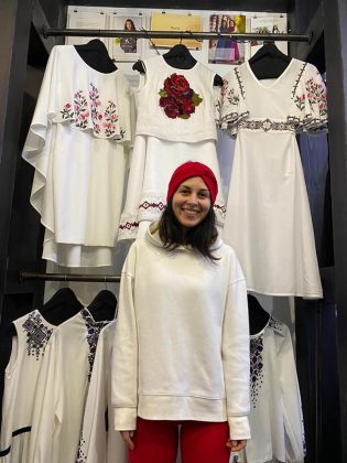 Відома письменниця Марія Матіос відвідала Франківськ, щоб познайомитись із відомою місцевою етнодизайнеркою Любцею Черніковою, яка пошила їй сукню у стилі "букова земля" ФОТО
