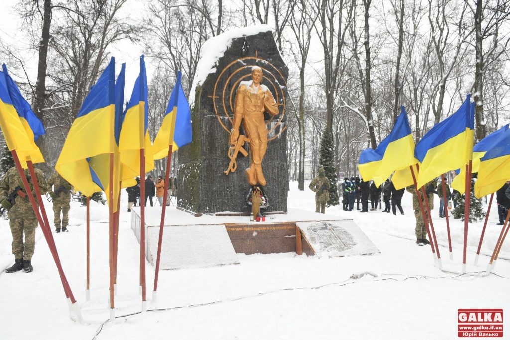 Хвилиною мовчання та пострілами автоматів у Франківську вшанували пам'ять полеглих воїнів-афганців ФОТОРЕПОРТАЖ